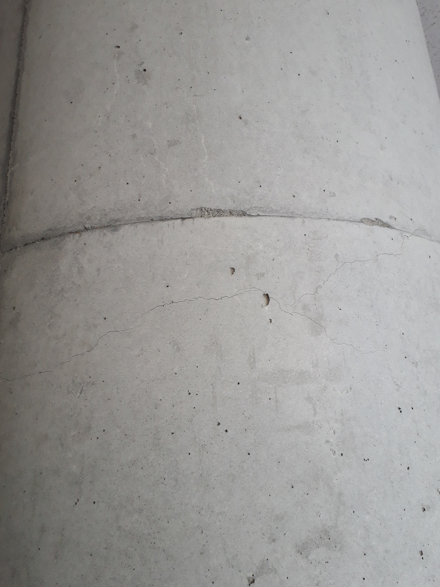 乾燥収縮によるコンクリートのひび割れ Cmc
