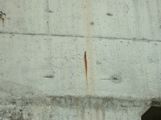 鋼材(鉄筋)の腐食によるコンクリートのひび割れ