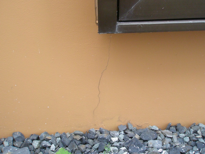 地震によるコンクリートのひび割れの特徴について解説