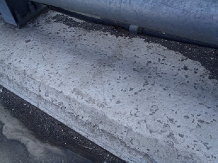 凍結融解作用によるコンクリートのひび割れ