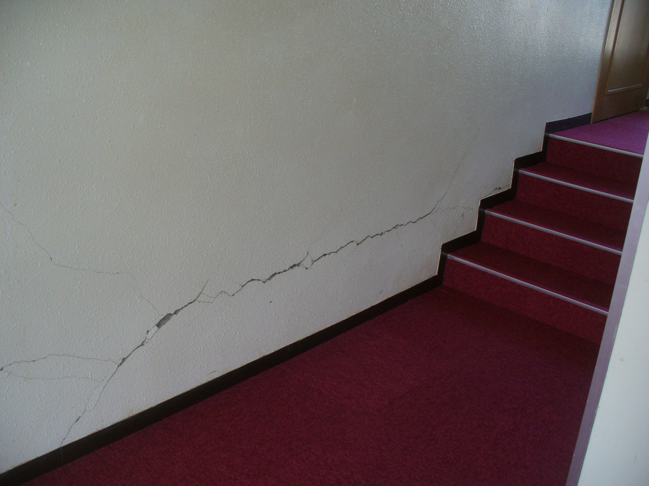 地震で壁にできたひび割れについて